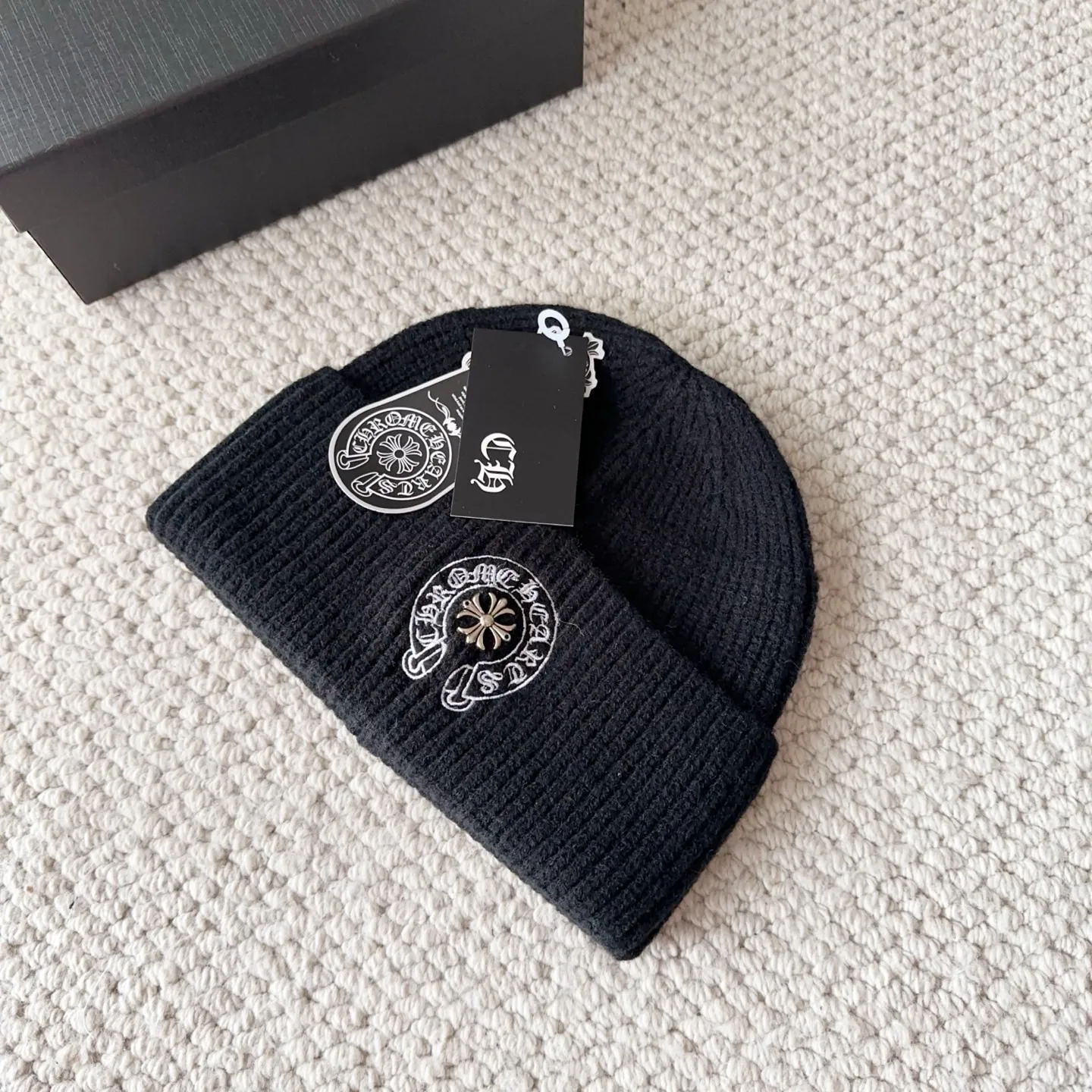 💰60 Crow Heart Autumn and Winter Wool Knitted Beanie This must be a favorite of minimalism. It is clean, neat, fashionable and versatile, and will definitely not be picky about your face shape! A fashionable classic that lasts forever! Fashionable black and white can be purchased together!